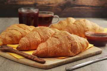 Croissants with marmalade and tea	