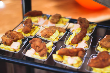 Mesa de mini bocaditos salados para invitados en evento social