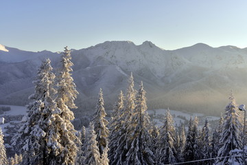 Zima w Tatrach, śnieg i zaspy na szlakach w TPN  - obrazy, fototapety, plakaty