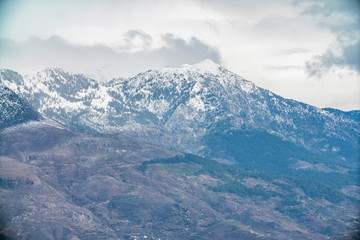 Naklejka premium snow-capped mountain tops winter landscape