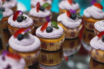 PEQUEÑO POSTRE DE VAINILLA CON UVA Y MENTA, ACOMPAÑADA DE CREMA PARA EVENTOS SOCIALES