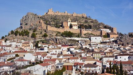 Fototapeta na wymiar Vista del pueblo de Moclin y el castillo, en la provincia de Granada