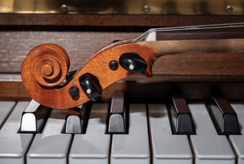 Geige auf Klaviertasten
