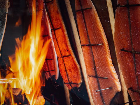 Flammlachs auf dem Weihnachtsmarkt