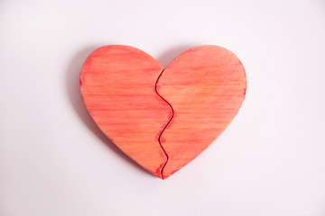 Fototapeta na wymiar Corazón rojo de madera artesanal sobre fondo blanco.