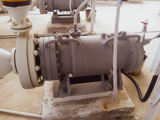 The pump for pumping hot products of oil refining