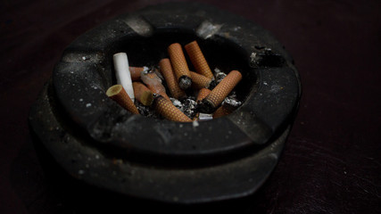 Pila de colillas en un cenicero