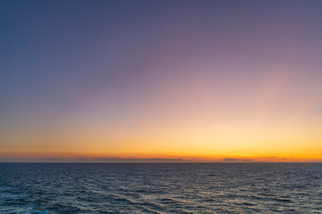 Obraz premium Sunset on the sea, waves, horizon.