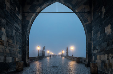 Blick auf die Karlsbr&uuml;cke in Prag an einem kalten Wintermorgen mit Nebel, Tschechische Republik