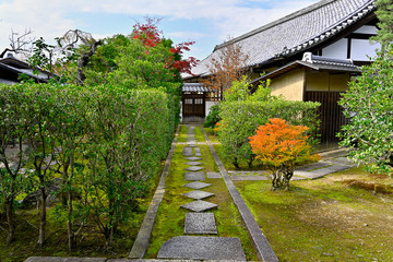 京都の古い屋敷と玄関道