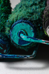 Plano detalle de Rodillo usado en azules y verdes con pintura seca y mucha textura azul clásico 