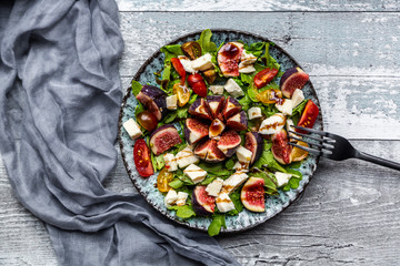 Autumnal salad with figs, arugula, mozzarella and tomatoes
