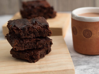 Brownies de chocolate y chocolate caliente