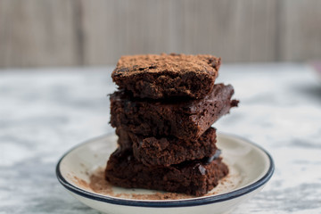 Brownies de chocolate apilados para comer