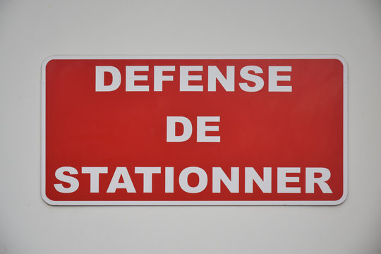 Panneau rouge d&eacute;fense de stationner