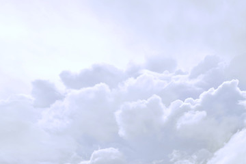 marzycielski pochmurne tło niebieskie niebo i chmury - 313173845