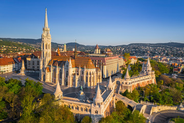 Obraz premium Budapest, Hungary - Aerial drone view of beautiful Matthias Church and Fisherman's Bastion (Halaszbastya) on a sunny summer morning with clear blue sky