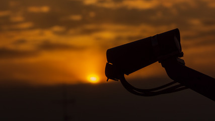 Silhouette von LNB Sat-Empfänger im Sonnenuntergang - obrazy, fototapety, plakaty