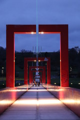 Pont rouge et les 12 colonnes de l'Axe Majeur (Cergy - 95)