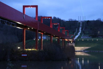Pont rouge et les 12 colonnes de l'Axe Majeur (Cergy - 95)