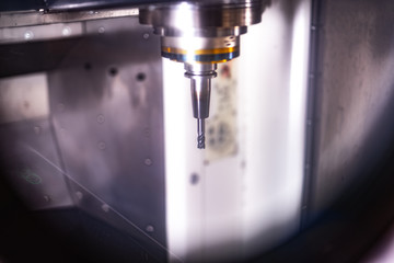 Moderne CNC Fräsmaschine und CNC Fräswerkzeug / CNC Fräser / Zerspanungstechnik / Industriemaschine