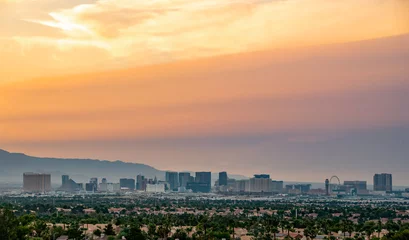  VS, Nevada, Clark County, Las Vegas. Een wazige zonsondergang over de skyline van Vegas langs de hotels en casino& 39 s van de strip. © Dominic Gentilcore