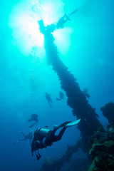 Sunken ship and divers_1