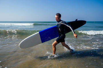 surf instructor showing how riding on big waves in Goa India