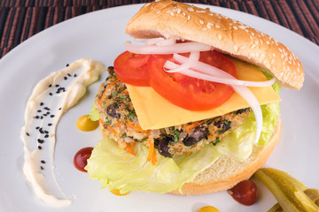 pan con aderezos jitomate cebolla queso y vegetales