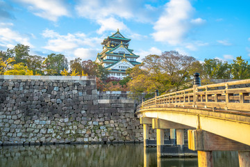秋の大阪城天守閣と極楽橋
