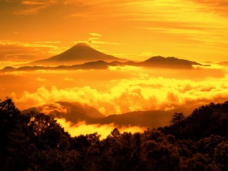 金色に染まる朝焼けの富士景色