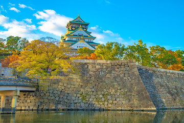 Fototapeta premium 秋の大阪城天守閣と極楽橋