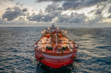 Obraz premium The oil tanker in the high sea