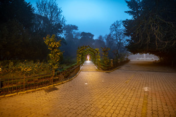 Vistas del del jardín histórico Campo Grande con niebla en Valladolid, España