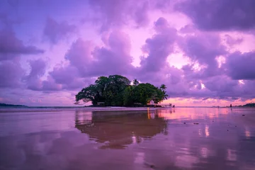 Photo sur Plexiglas Violet Coucher de soleil vif sur la côte de l& 39 océan avec une île au milieu et des bateaux de pêche