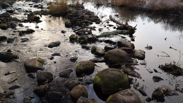 Kaskady na płytkiej rzece. Ldzań, Polska.