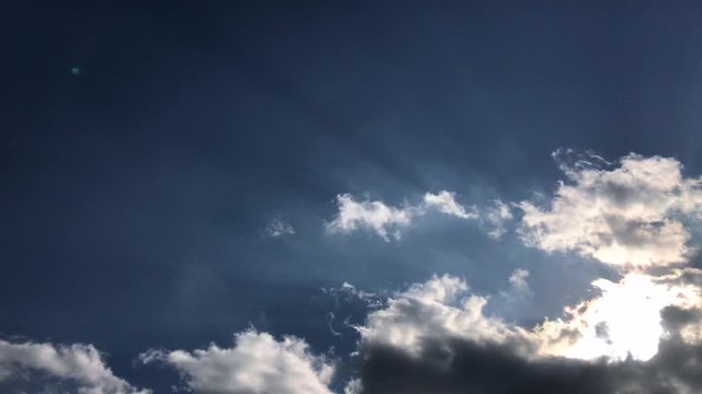 流れる雲と太陽 光芒 冬空 積雲 断片雲 タイムラプス 雲_04v_00648(QQVE2982_PR_MOV_timelapse)