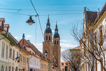 Obraz premium Holy Trinity Cathedral in the old town of Sibiu in the afternoon during spring season . One of the most beautiful city which is Unesco sites of the country , Sibiu , Transylvania , Romania