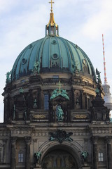 Fototapeta na wymiar splendid structure of berlin dom cathedral (berliner dom)