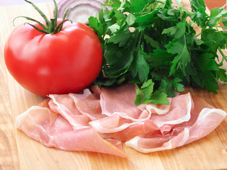 Tomato, parsley and thinly sliced ham