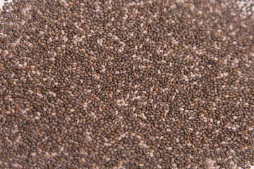 Semillas de chía sobre fondo blanco.