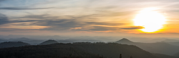 anfte hügel im pfälzer wald im licht  der untergehenden sonne