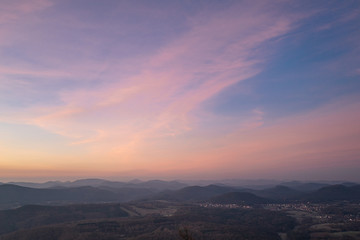 morgenstimmung über den hügeln im pfälzer wald
