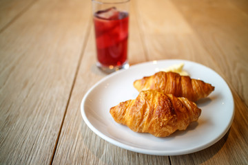 朝食のクロワッサンとぶどうジュース