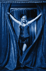 Obraz premium Elegant dancer in moulin rouge style enters the stage