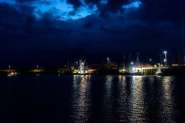 Fototapeta na wymiar Kutter Pier bei Nacht