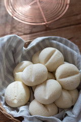 籠に入った手作りの白パン