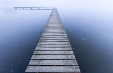 Obraz premium ponton sur lac jour de brume