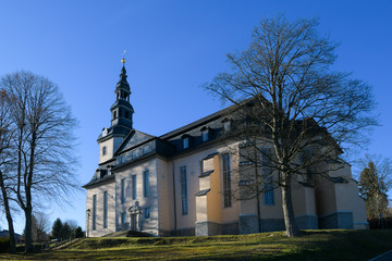 Naklejka premium Die evangelische, barokke Hoffnungskirche von Oberweissbach, 671 m, ca. 1600 Einwohner, in Thüringen zeugt mit ihrer Größe und den 2000 Plätzen vom einstigen Wohlstand durch den Olitätenhandel