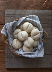 籠に入った手作りの白パン